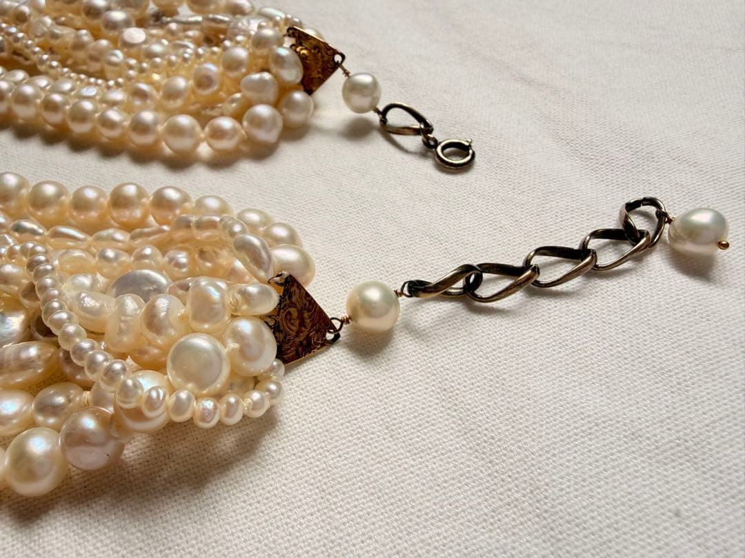 Kuro Multiple Freshwater Pearl Necklace with white freshwater pearls of different sizes on display