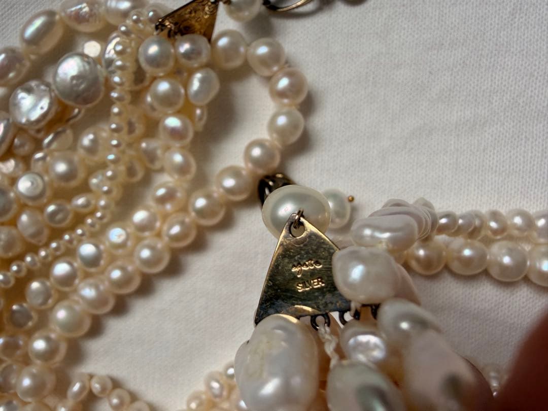 Kuro Multiple Freshwater Pearl Necklace with white freshwater pearls of different sizes on display