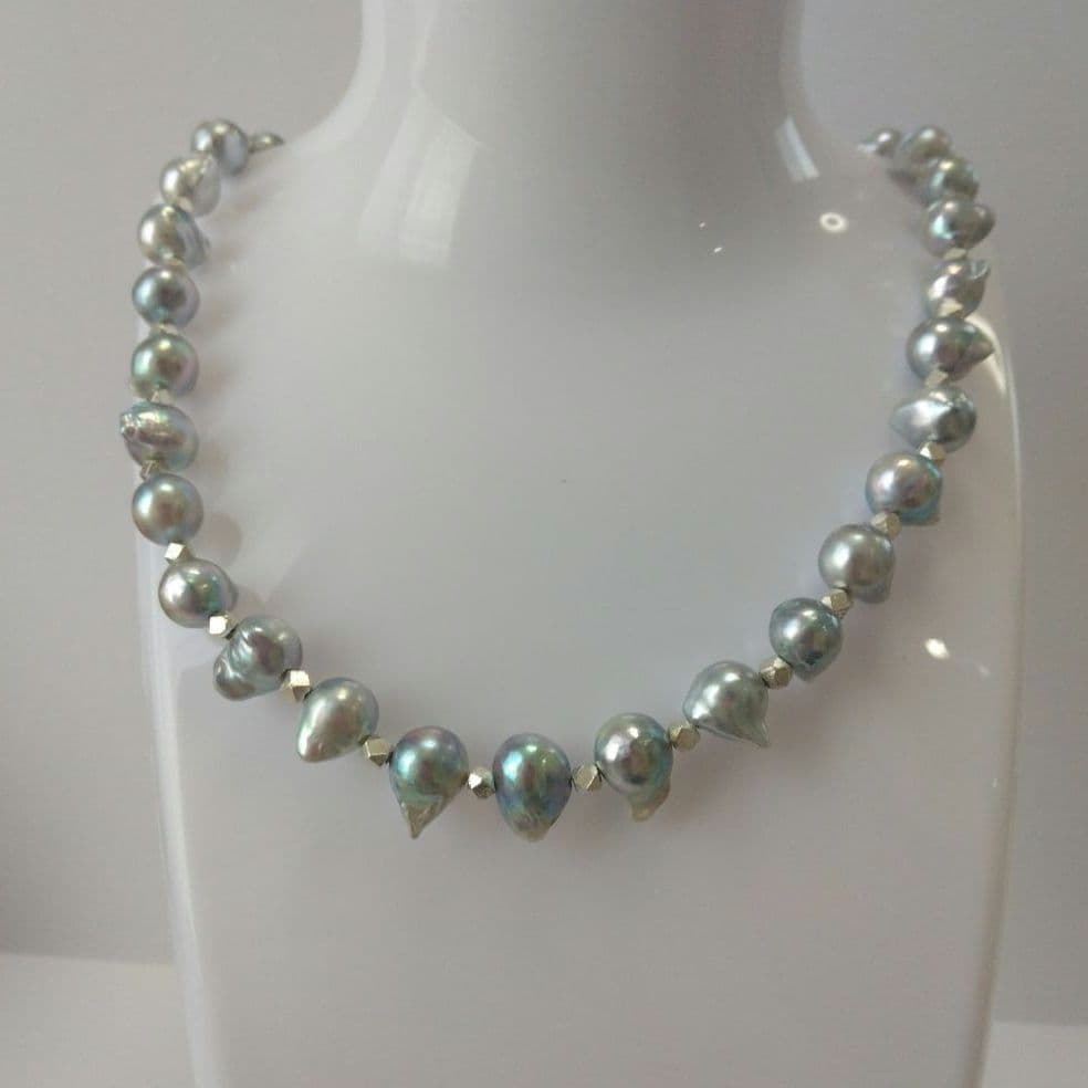 Uwa Jem Orchid natural gray pearl necklace with horns and Carence silver, 8.5mm pearls, 43+5 cm length