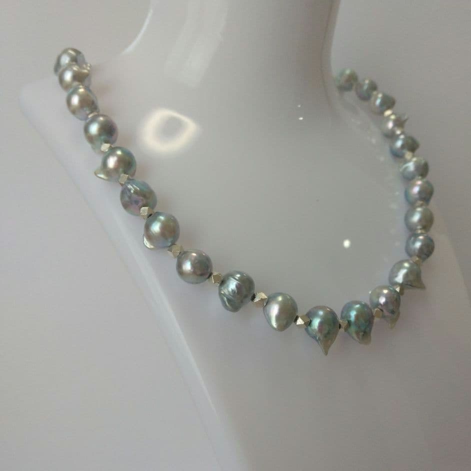 Uwa Jem Orchid natural gray pearl necklace with horns and Carence silver, 8.5mm pearls, 43+5 cm length