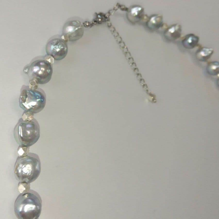 Uwa Jem Orchid natural gray pearl necklace with horns and Carence silver, 8.5mm pearls, 43+5 cm length