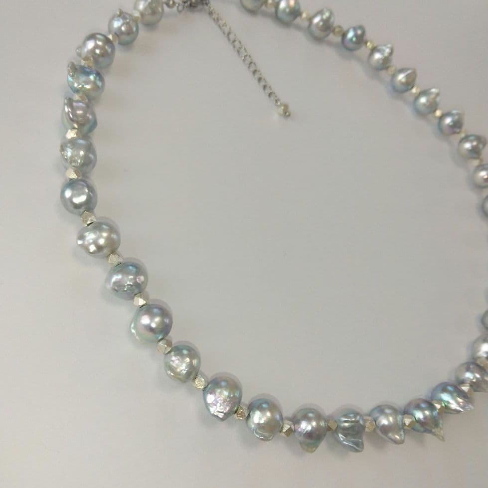 Uwa Jem Orchid natural gray pearl necklace with horns and Carence silver, 8.5mm pearls, 43+5 cm length
