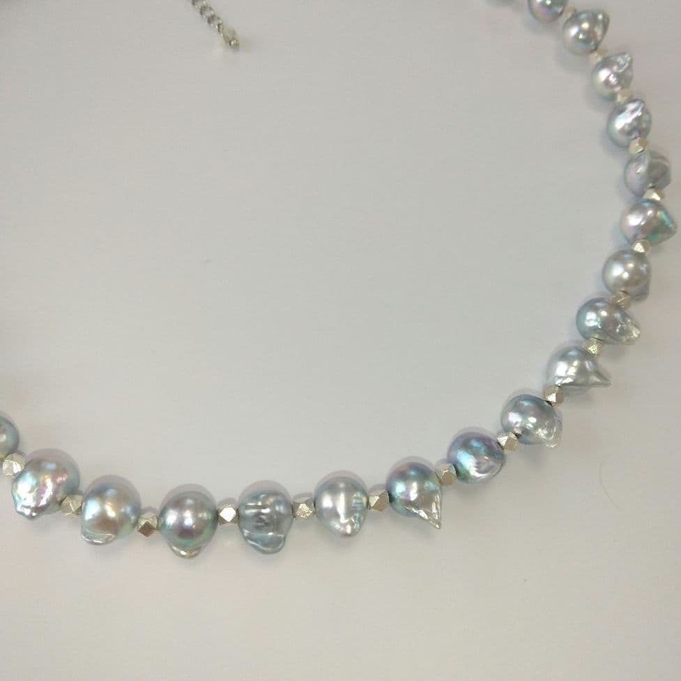 Uwa Jem Orchid natural gray pearl necklace with horns and Carence silver, 8.5mm pearls, 43+5 cm length