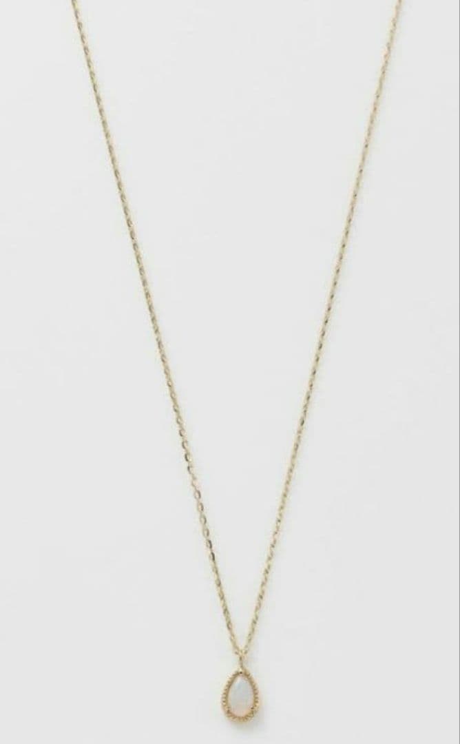 Agaat Opal necklace featuring a 0.6 x 0.4 cm opal pendant set in K10 gold on a 40 cm chain