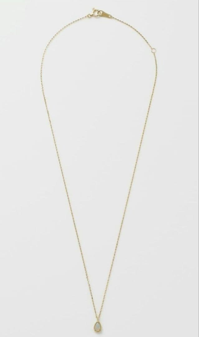 Agaat Opal necklace featuring a 0.6 x 0.4 cm opal pendant set in K10 gold on a 40 cm chain