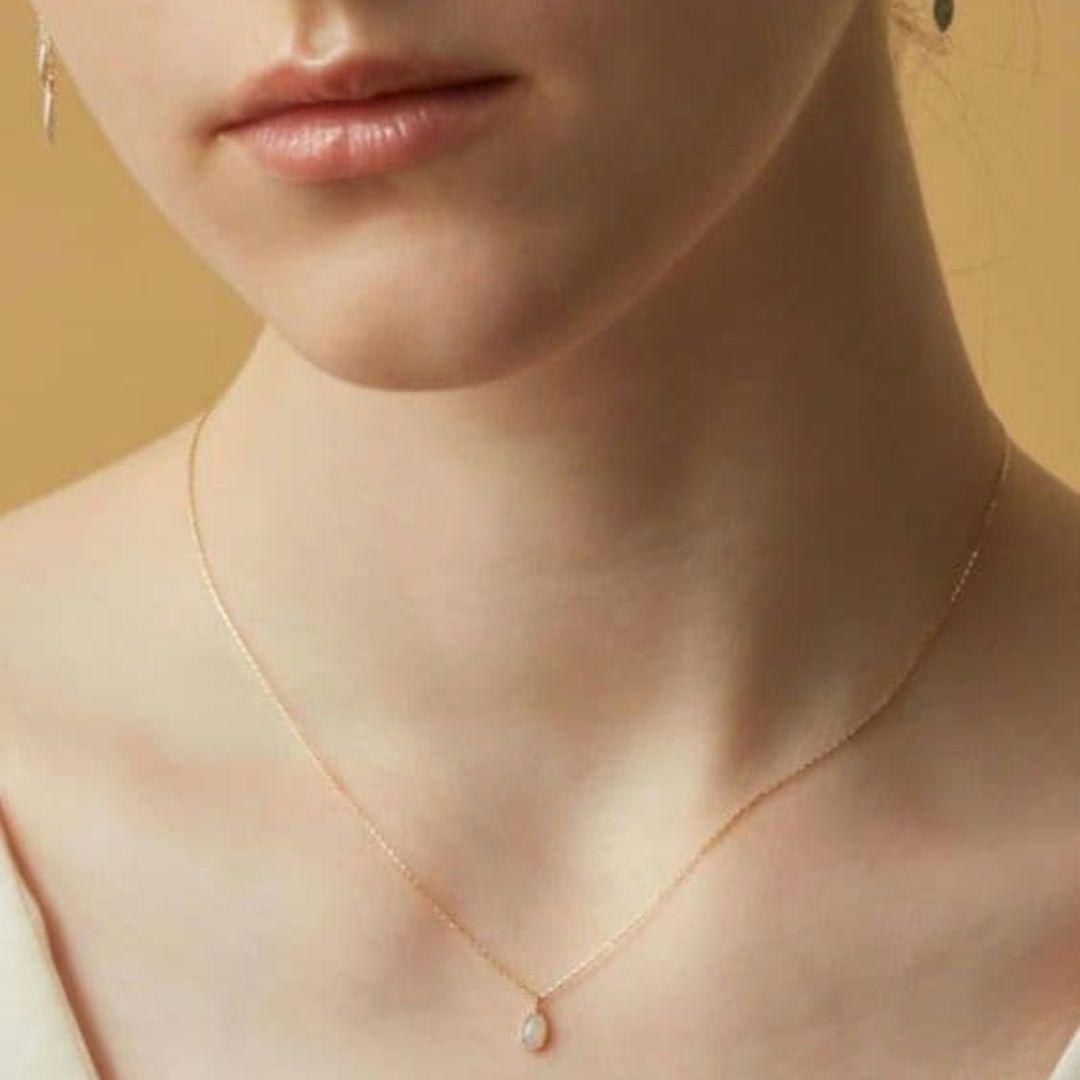 Agaat Opal necklace featuring a 0.6 x 0.4 cm opal pendant set in K10 gold on a 40 cm chain