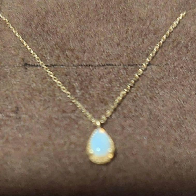 Agaat Opal necklace featuring a 0.6 x 0.4 cm opal pendant set in K10 gold on a 40 cm chain