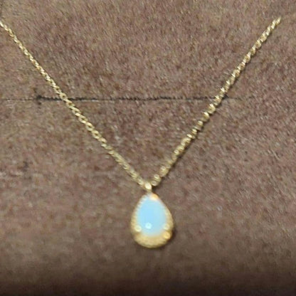 Agaat Opal necklace featuring a 0.6 x 0.4 cm opal pendant set in K10 gold on a 40 cm chain