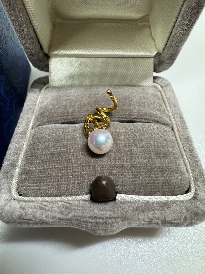 MIKIMOTO K18 gold pendant top featuring a 6.3mm white pearl weighing 1.6g