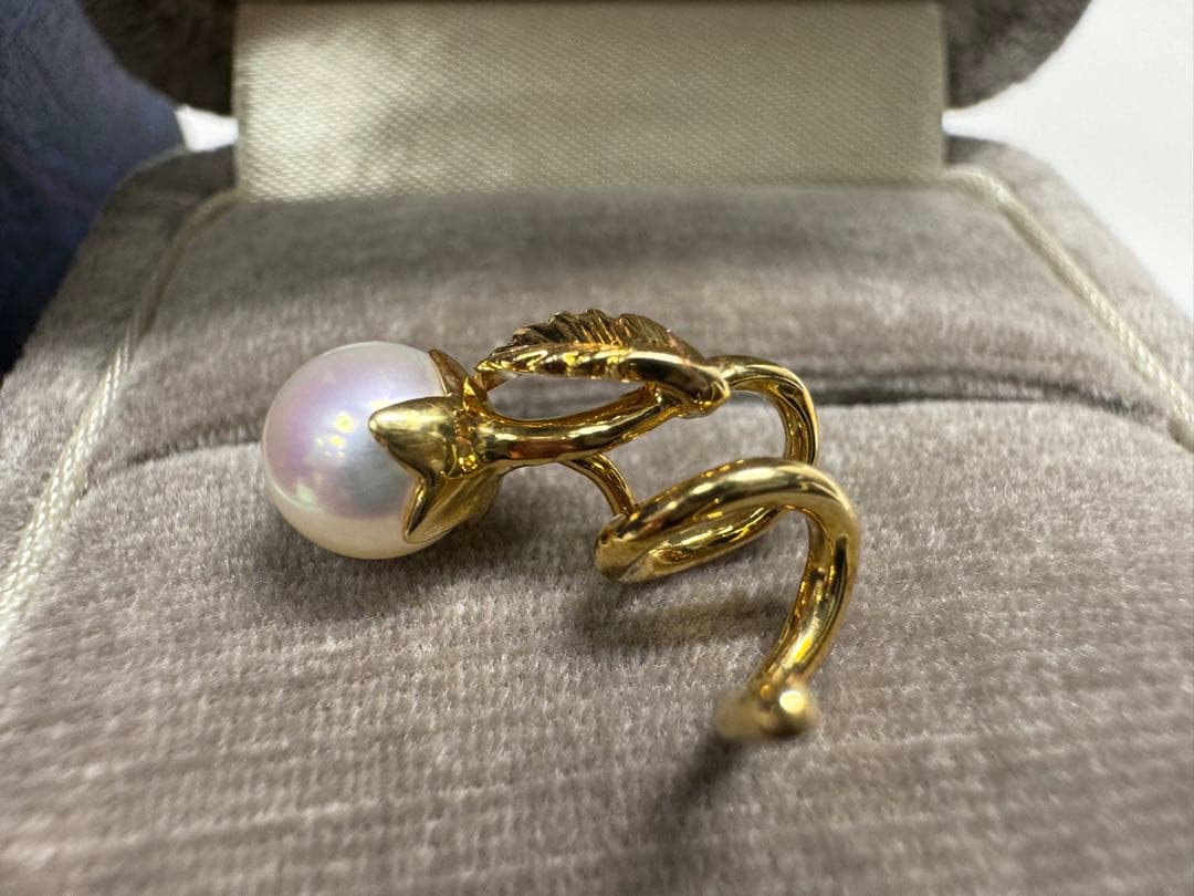 MIKIMOTO K18 gold pendant top featuring a 6.3mm white pearl weighing 1.6g