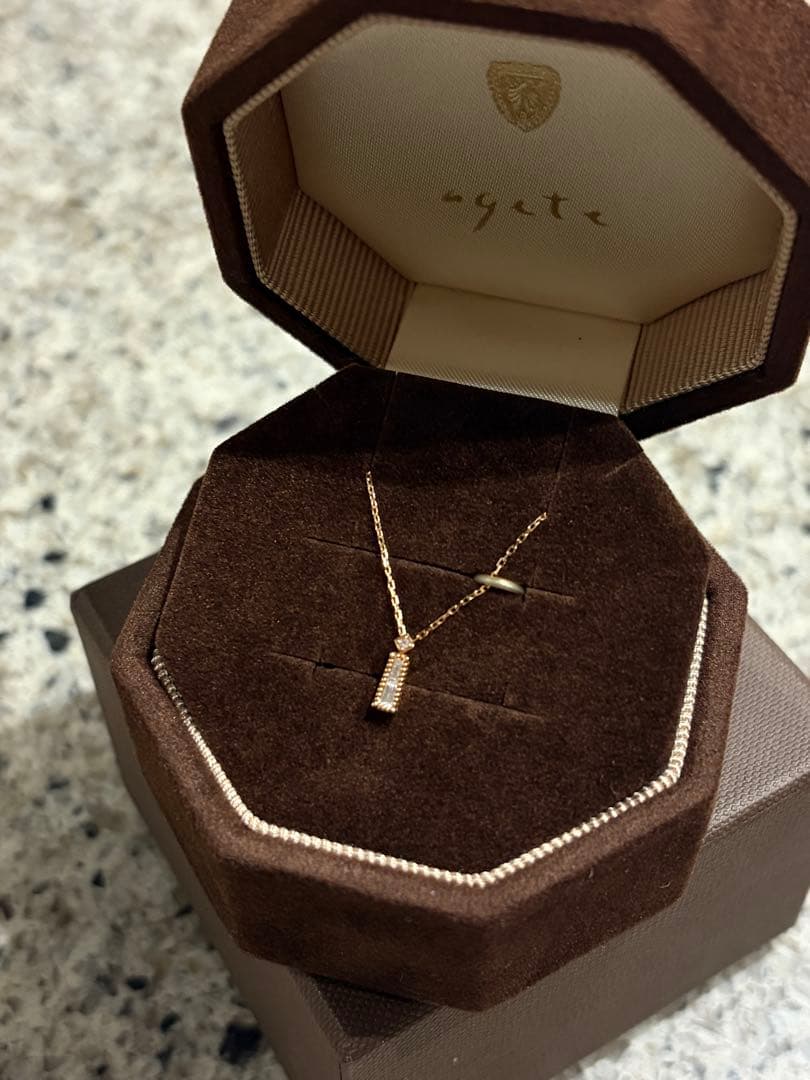 Agate K18 diamond necklace with 40cm chain displayed on white background with jewelry box