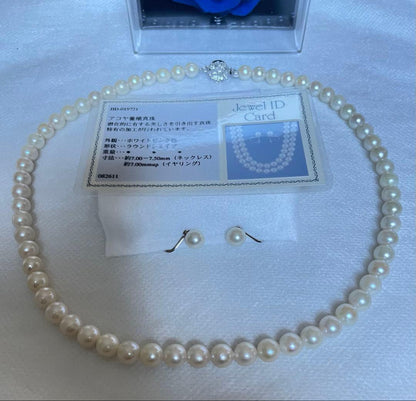 Akoya pearl necklace and matching earrings with 7.50mm pearls on silver chain, 47cm long