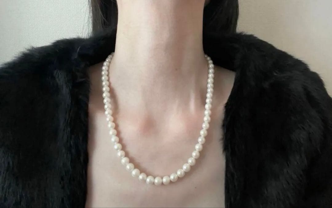 Akoya pearl necklace and matching earrings with 7.50mm pearls on silver chain, 47cm long