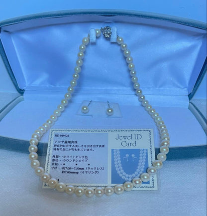 Akoya pearl necklace and matching earrings with 7.50mm pearls on silver chain, 47cm long