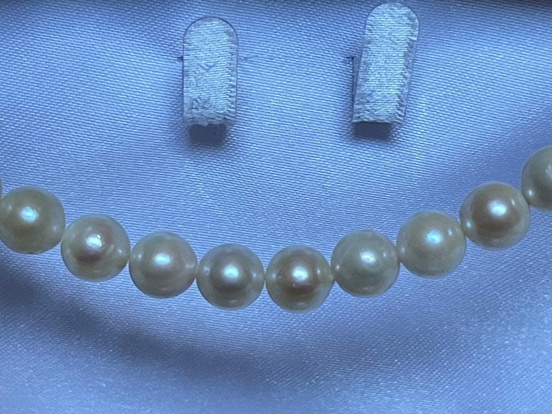 Akoya pearl necklace and matching earrings with 7.50mm pearls on silver chain, 47cm long