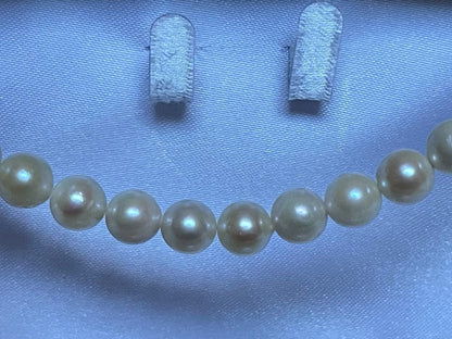 Akoya pearl necklace and matching earrings with 7.50mm pearls on silver chain, 47cm long