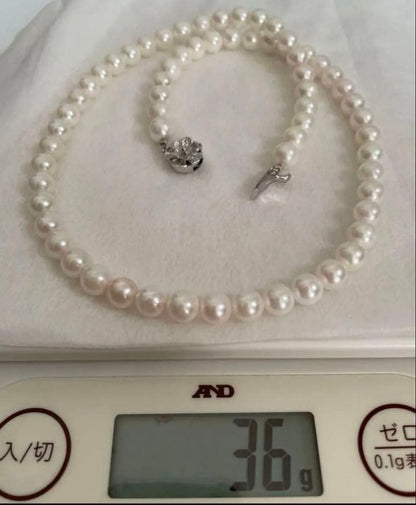 Akoya pearl necklace and matching earrings with 7.50mm pearls on silver chain, 47cm long