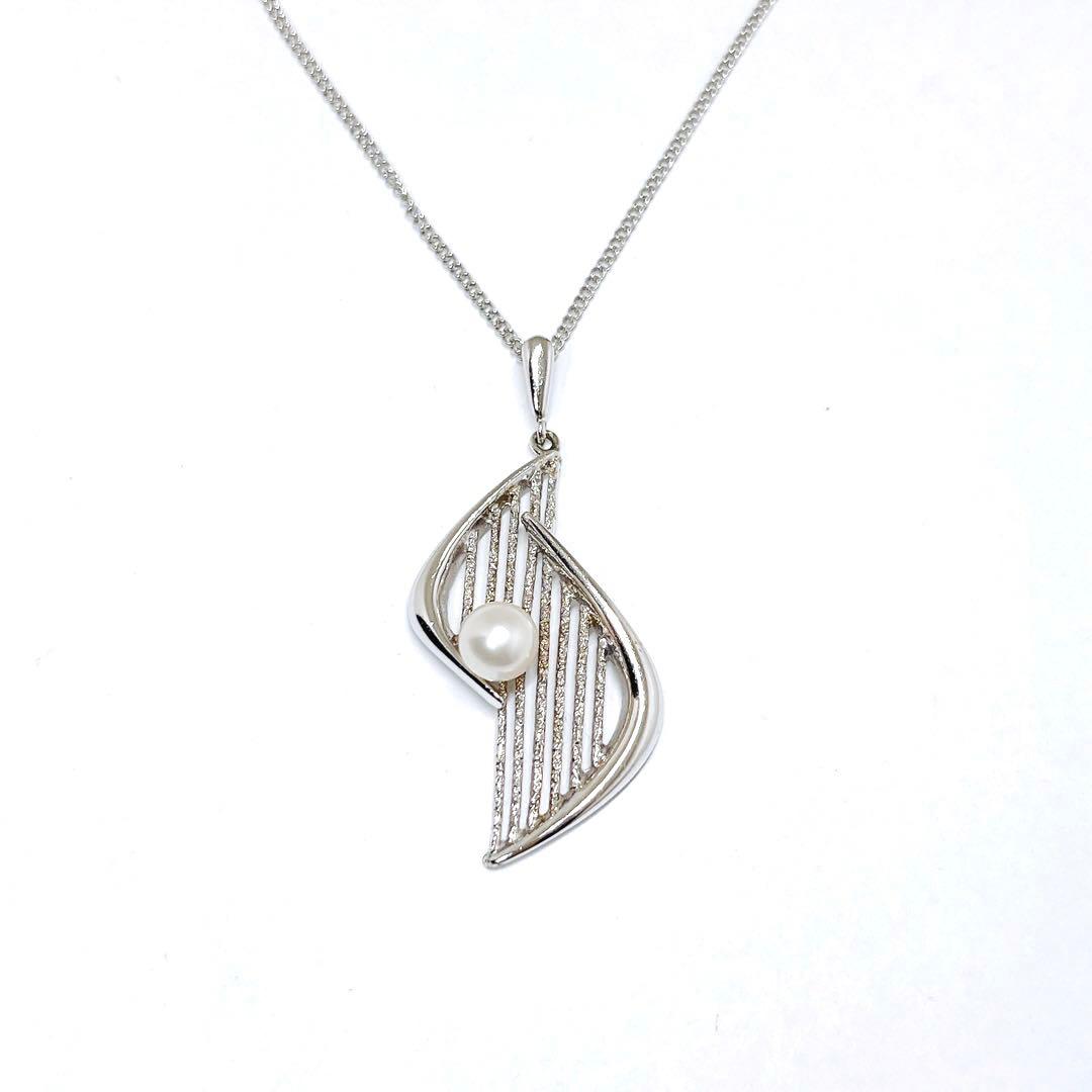 Mikimoto pearl necklace pendant with 6.5mm pearls on a 43cm chain