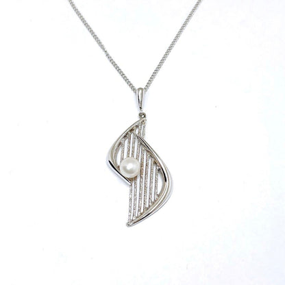 Mikimoto pearl necklace pendant with 6.5mm pearls on a 43cm chain