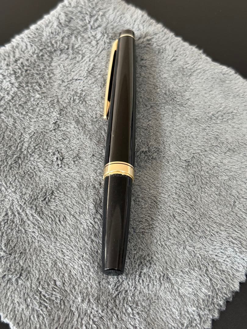 Pilot Elite 14K gold fountain pen from 1978 with extra fine nib and engraved SH13 cap underneath