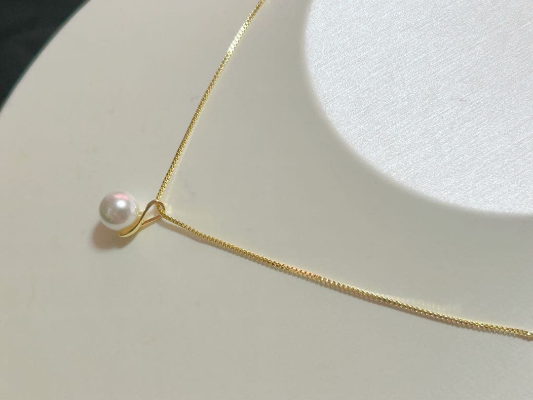 Honetama Akoya Pearl Necklace with 8mm white pearls and silver chain with extender clasp