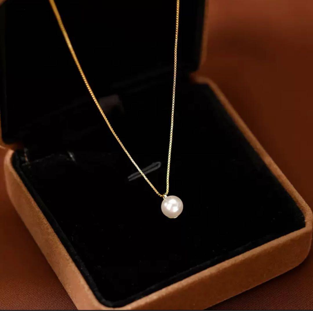 Honetama Akoya Pearl Necklace with 8mm white pearls and silver chain with extender clasp
