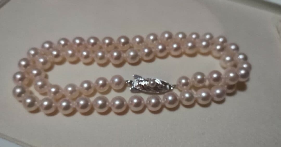 Tasaki Akoya pearl necklace with light pink pearls 6.5-7mm sized on a 45cm strand with T S brand mark