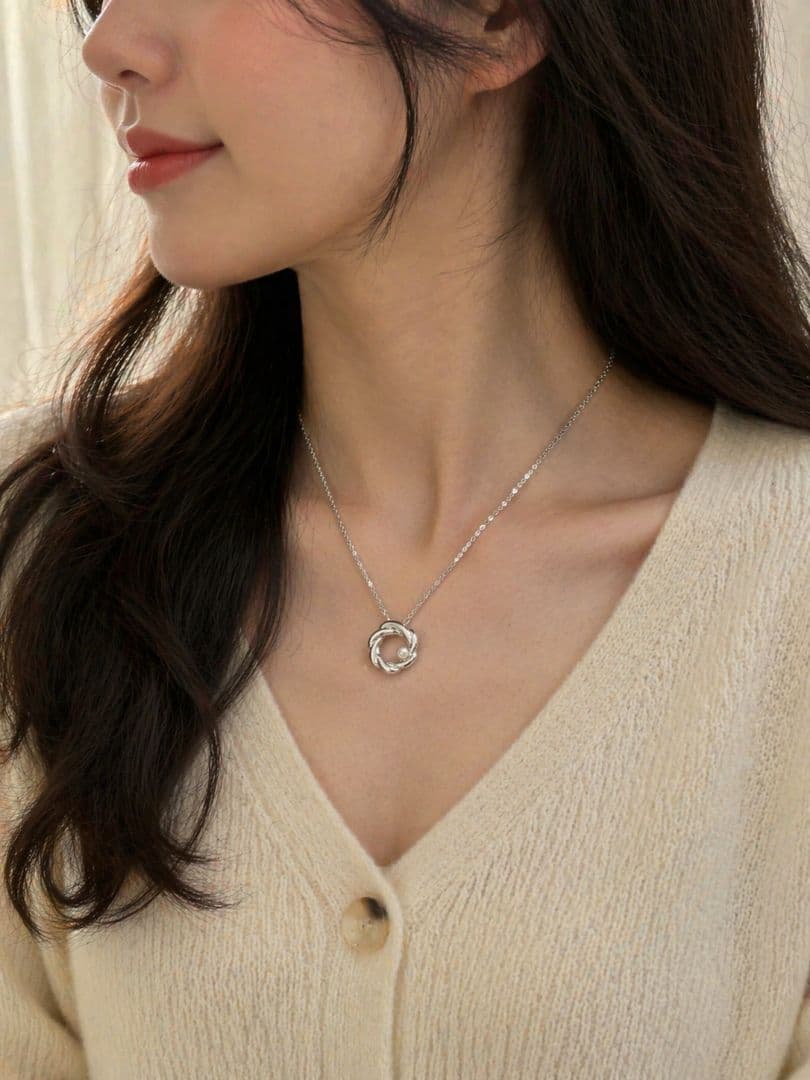 Tasaki silver necklace with pearl design, 36-40 cm length, 1.5 cm pendant size