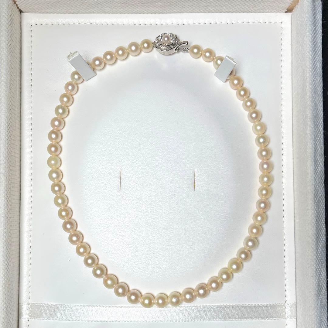 Akoya pearl necklace model M732 with round white pearls on silver chain, 40 cm length