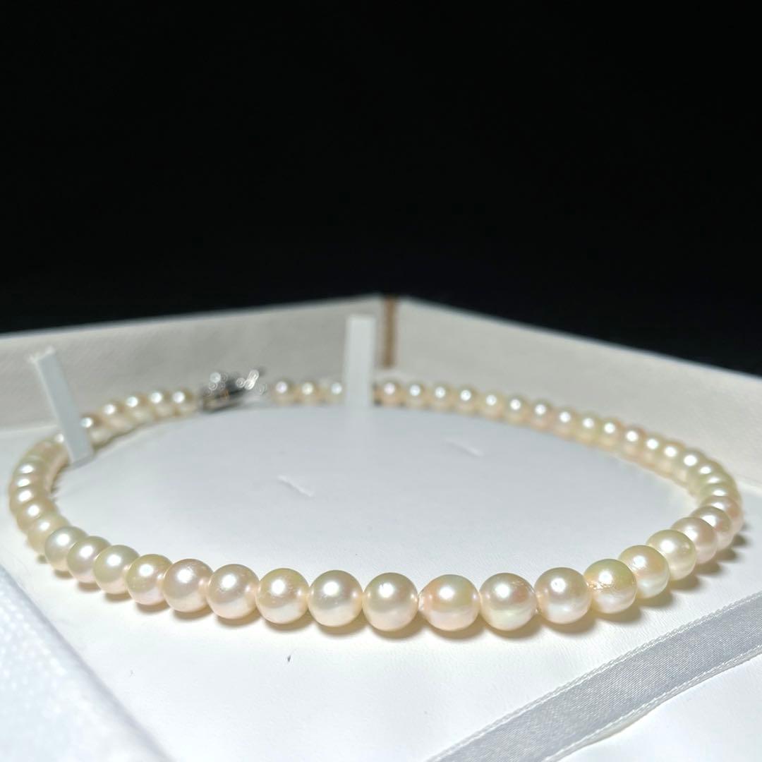 Akoya pearl necklace model M732 with round white pearls on silver chain, 40 cm length