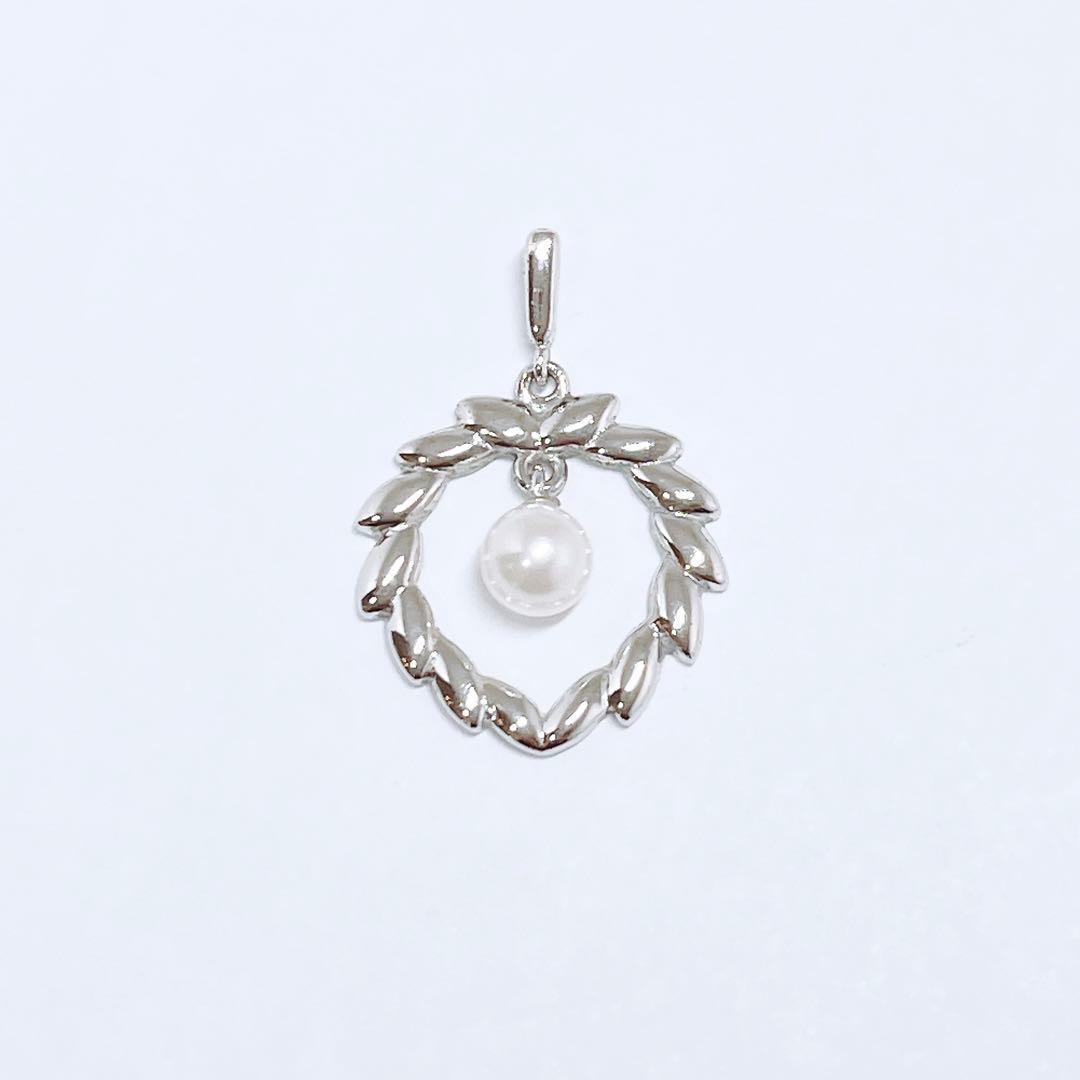 Mikimoto Pearl Necklace Top Leaf made of silver with pearl accent, delicate and elegant design