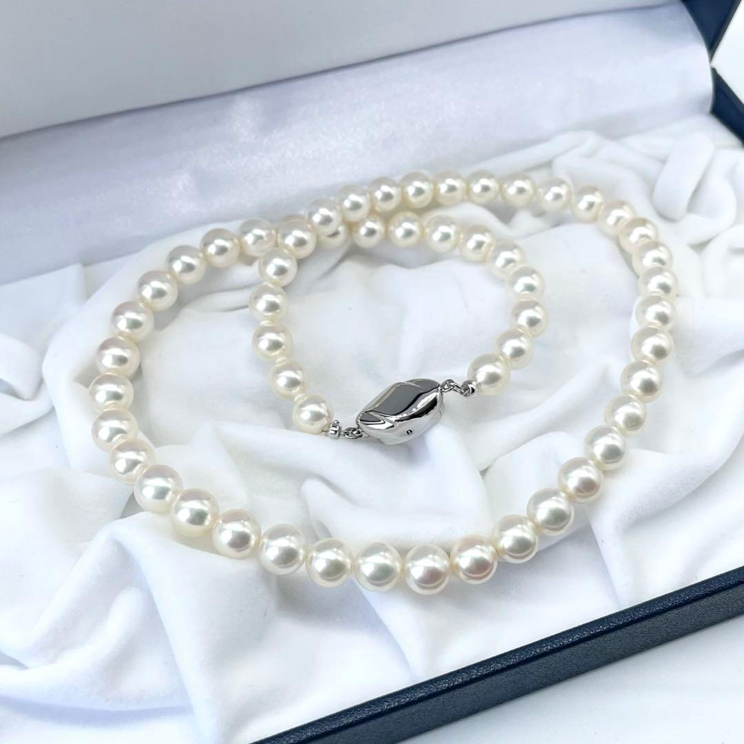 Akoya first-class pearl necklace with 7 to 7.5mm pearls and silver clasp on a white background