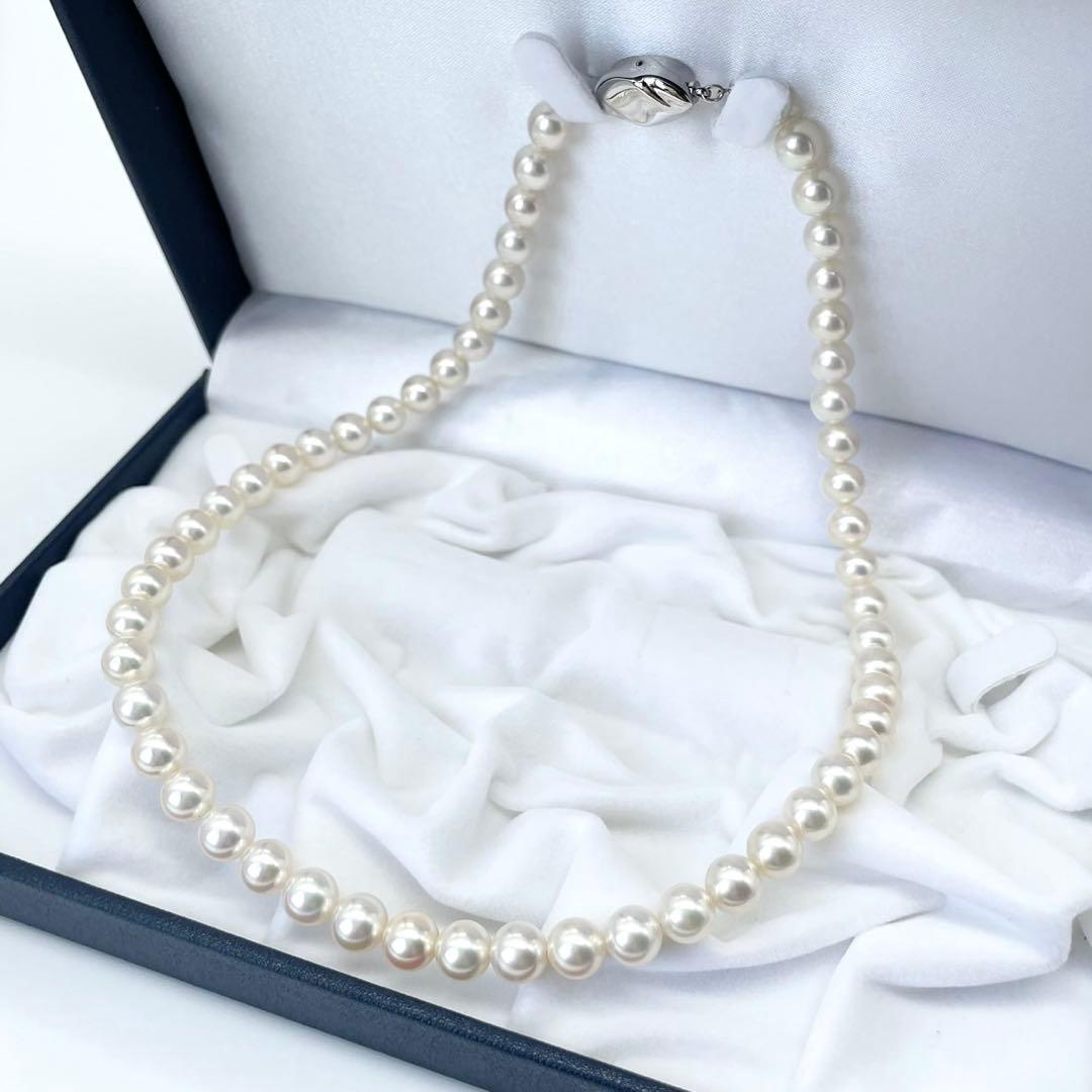 Akoya first-class pearl necklace with 7 to 7.5mm pearls and silver clasp on a white background