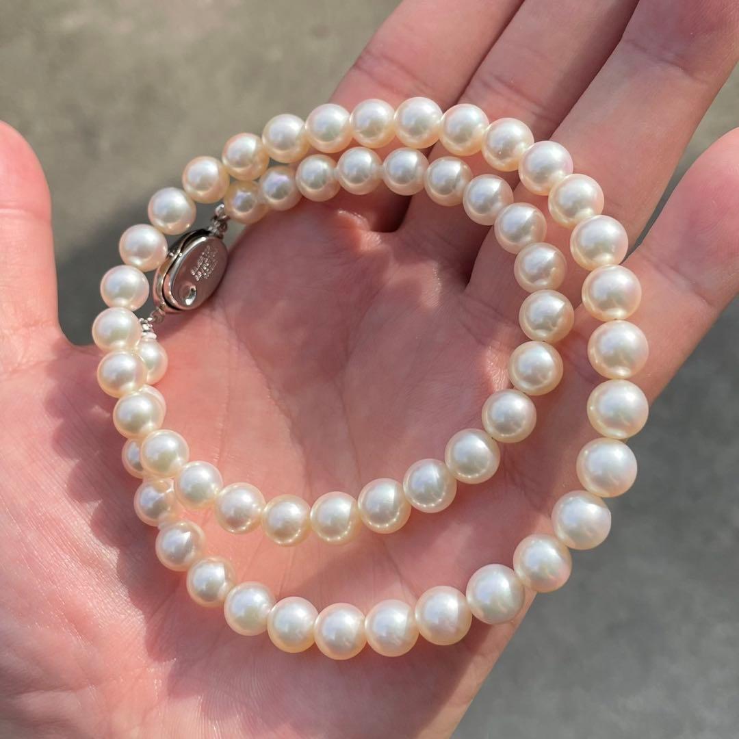 Akoya first-class pearl necklace with 7 to 7.5mm pearls and silver clasp on a white background