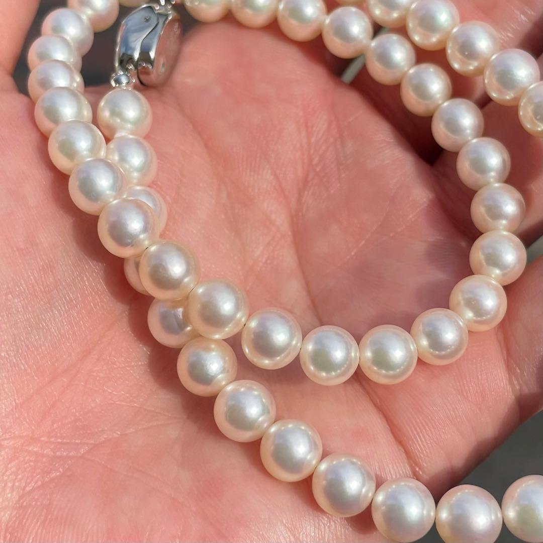 Akoya first-class pearl necklace with 7 to 7.5mm pearls and silver clasp on a white background