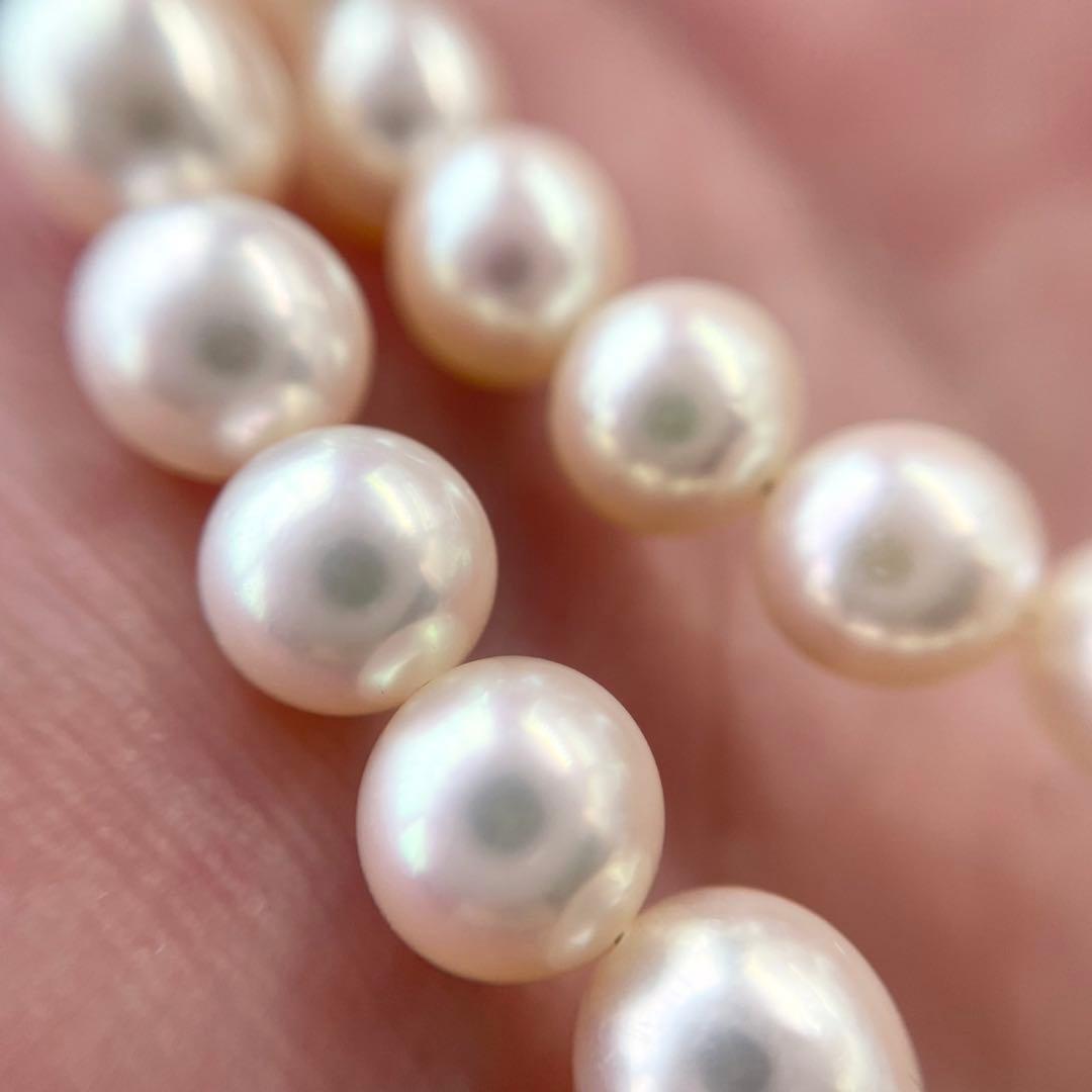 Akoya first-class pearl necklace with 7 to 7.5mm pearls and silver clasp on a white background