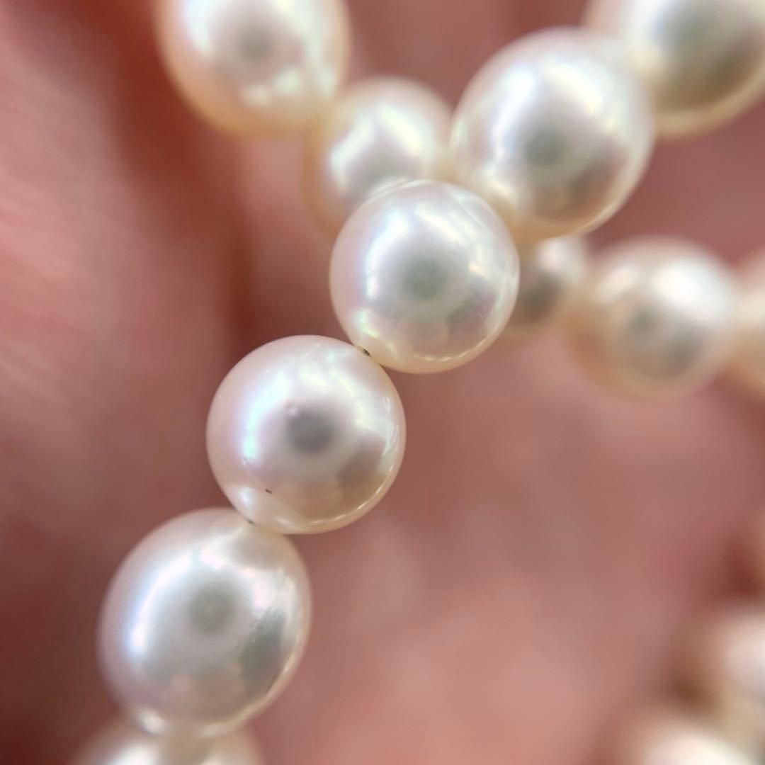 Akoya first-class pearl necklace with 7 to 7.5mm pearls and silver clasp on a white background