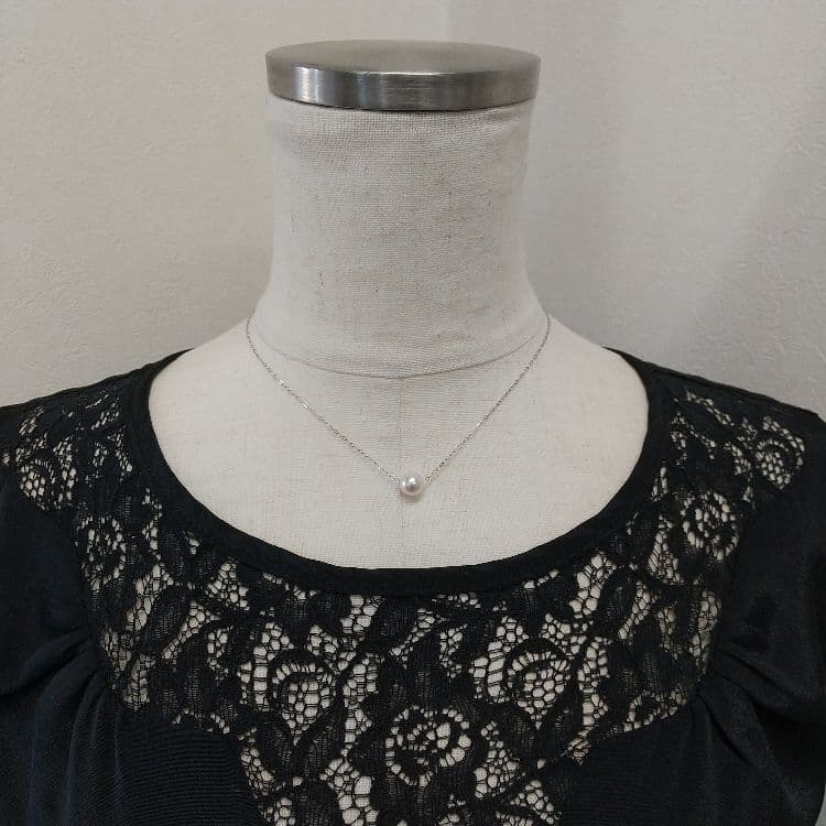Law Akoya genuine pearl necklace with 7.9mm round white pink pearls on a 40cm PT850 chain