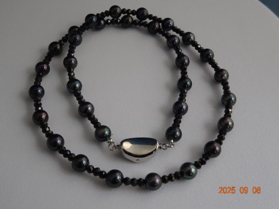 Akoya black pearl necklace featuring 6-6.5mm pearls and black spinalite with silver 925 clasp, 43.5cm length