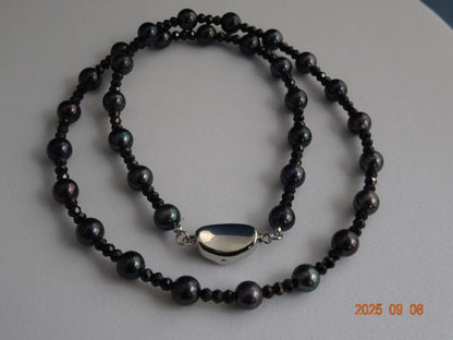 Akoya black pearl necklace featuring 6-6.5mm pearls and black spinalite with silver 925 clasp, 43.5cm length