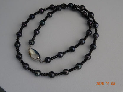 Akoya black pearl necklace featuring 6-6.5mm pearls and black spinalite with silver 925 clasp, 43.5cm length