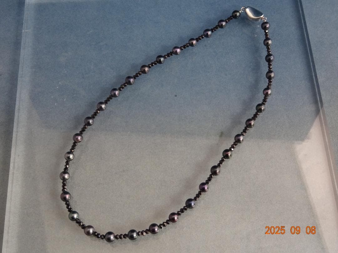 Akoya black pearl necklace featuring 6-6.5mm pearls and black spinalite with silver 925 clasp, 43.5cm length