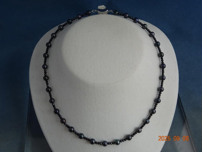 Akoya black pearl necklace featuring 6-6.5mm pearls and black spinalite with silver 925 clasp, 43.5cm length