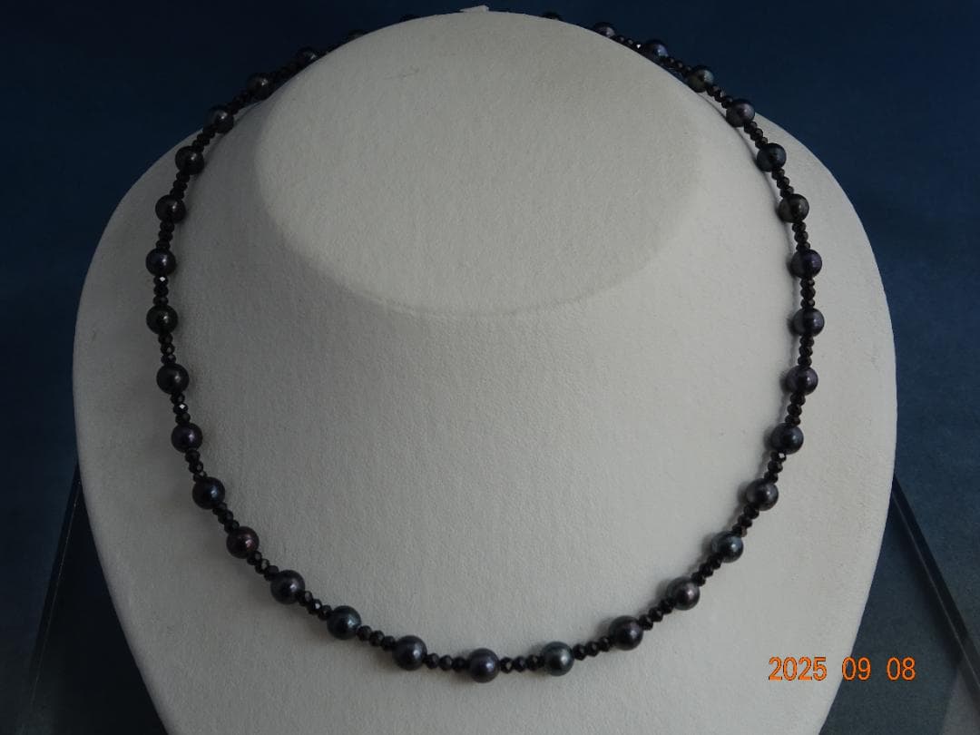 Akoya black pearl necklace featuring 6-6.5mm pearls and black spinalite with silver 925 clasp, 43.5cm length