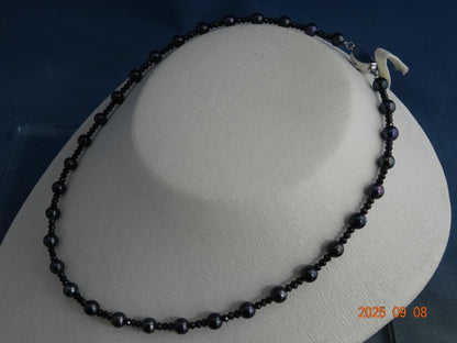 Akoya black pearl necklace featuring 6-6.5mm pearls and black spinalite with silver 925 clasp, 43.5cm length
