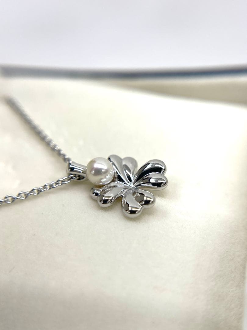 TASAKI Clover Pearl Necklace with silver chain and clover-shaped pearl motif, 42 cm length