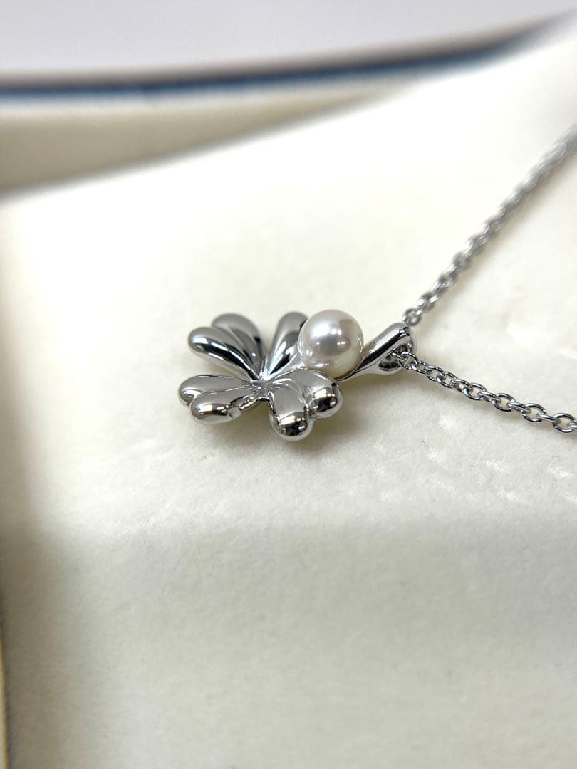 TASAKI Clover Pearl Necklace with silver chain and clover-shaped pearl motif, 42 cm length