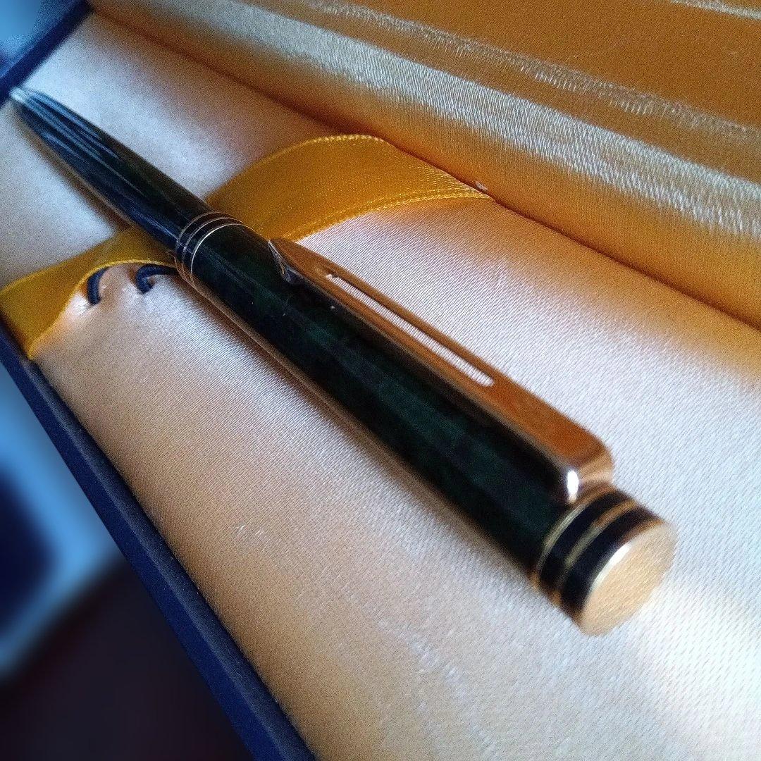 Waterman Exclusive ballpoint pen with black ink refill resting in an open France case