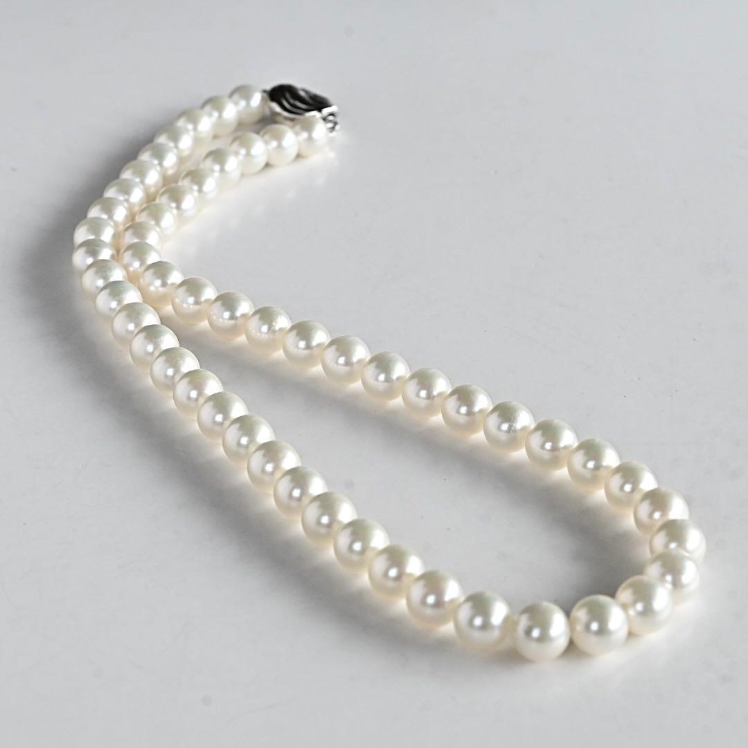 Takatsuki Akoya pearl necklace with round white pearls 7.5-8mm and silver clasp on a 42.5cm strand