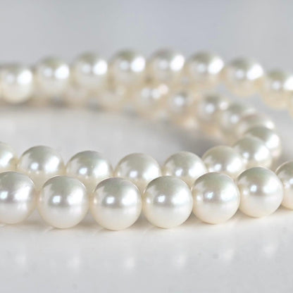 Takatsuki Akoya pearl necklace with round white pearls 7.5-8mm and silver clasp on a 42.5cm strand